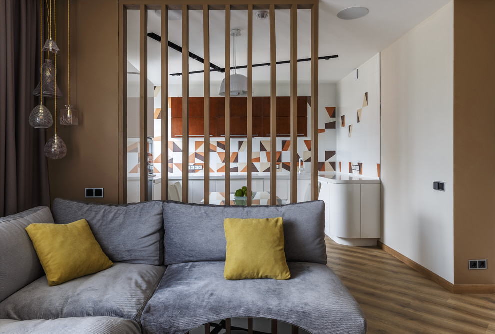 Ispirazione per un soggiorno design di medie dimensioni e aperto con sala formale, nessun camino, TV a parete, pavimento beige, pareti multicolore e pavimento in vinile