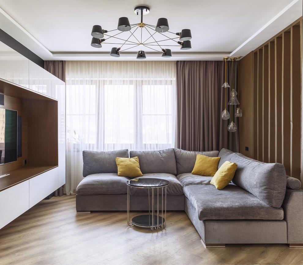 Immagine di un soggiorno design di medie dimensioni e aperto con pareti marroni, pavimento in vinile, nessun camino, pavimento beige e parete attrezzata