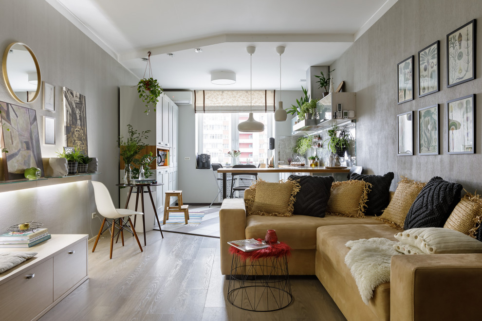 Esempio di un grande soggiorno scandinavo aperto con pareti grigie, pavimento in laminato, TV autoportante e pavimento beige