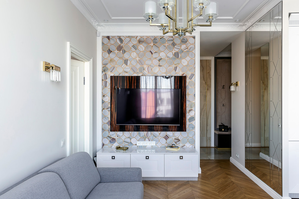 Imagen de salón abierto clásico renovado de tamaño medio con paredes beige, suelo de madera en tonos medios, televisor colgado en la pared, suelo beige, bandeja y papel pintado