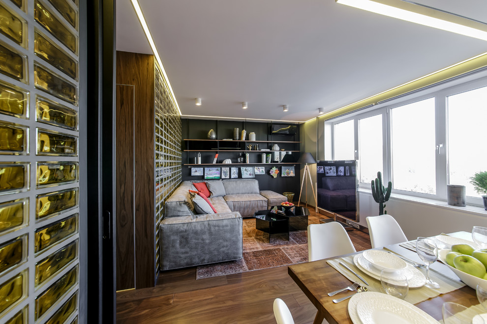 Imagen de salón para visitas cerrado contemporáneo de tamaño medio con paredes blancas, suelo laminado, televisor independiente y suelo marrón