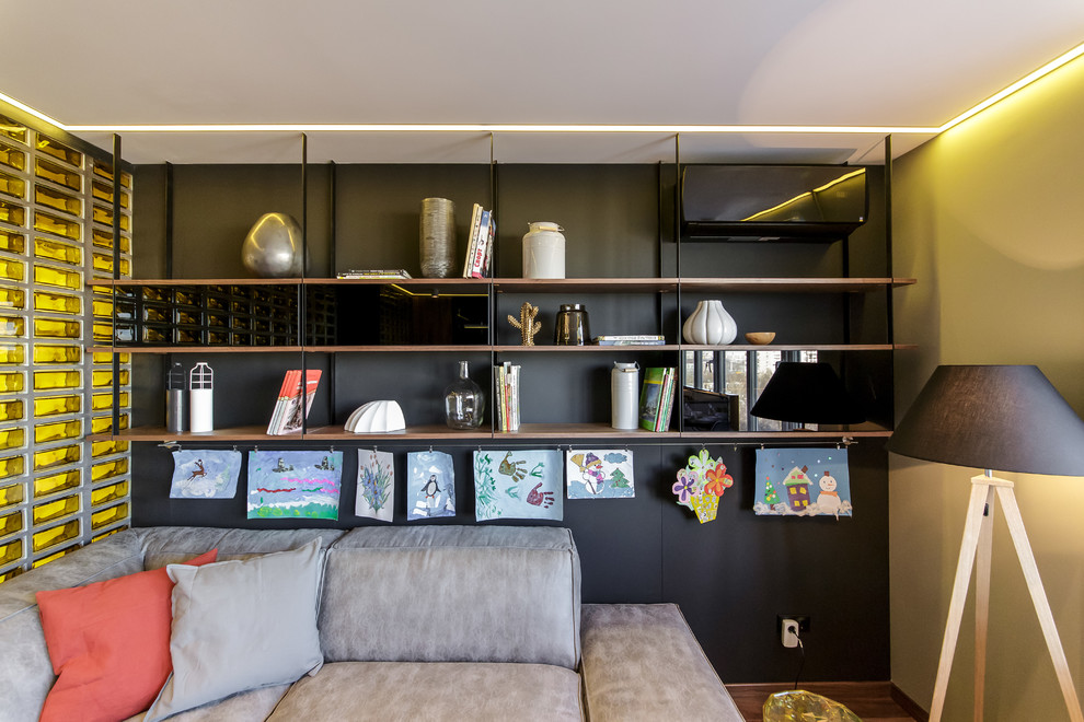 Inspiration för mellanstora moderna separata vardagsrum, med svarta väggar och laminatgolv