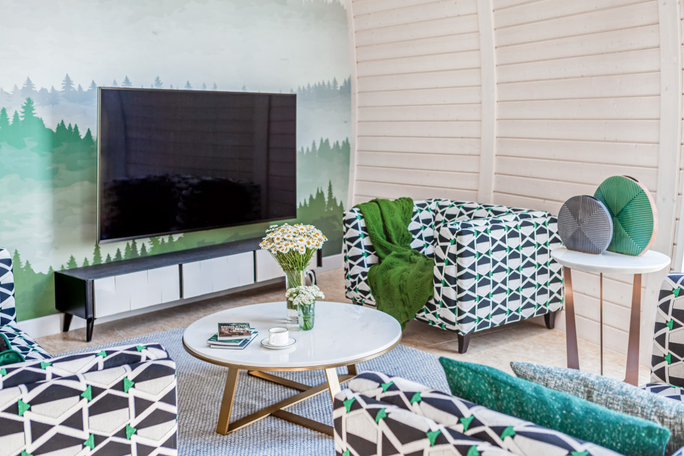 Modelo de salón contemporáneo con paredes multicolor, televisor colgado en la pared y suelo beige