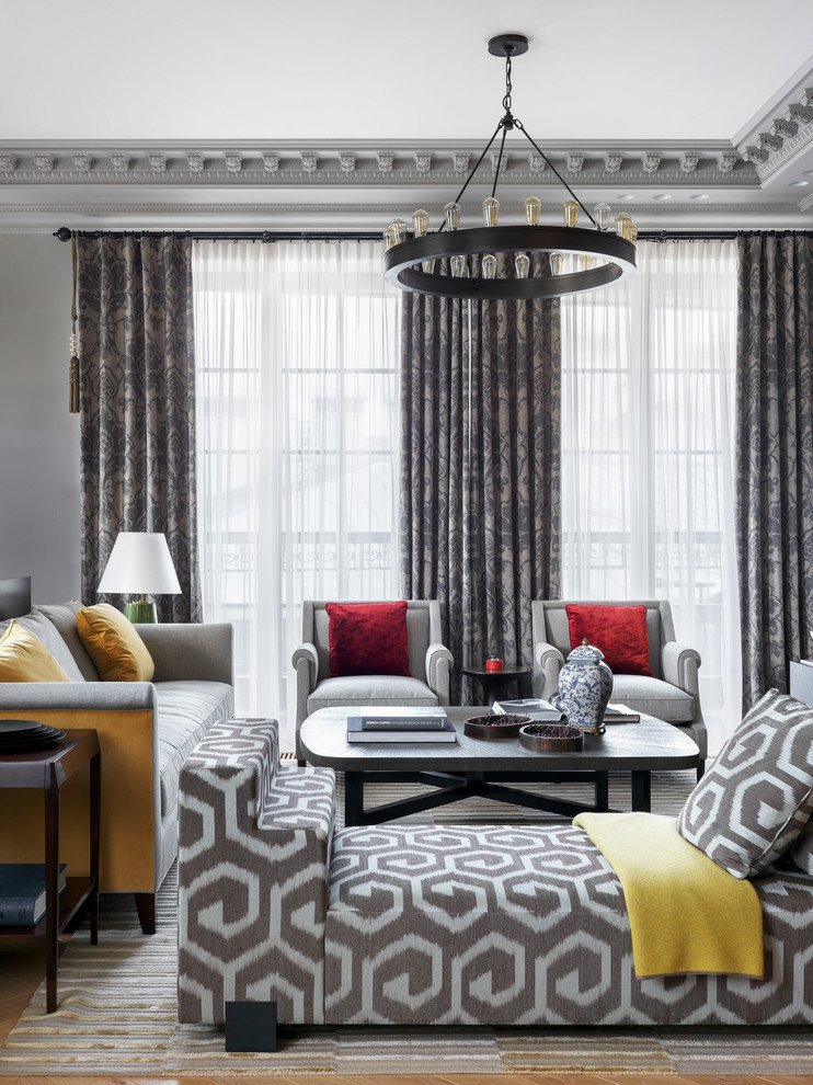 Imagen de salón abierto clásico renovado grande con suelo de madera en tonos medios y paredes grises