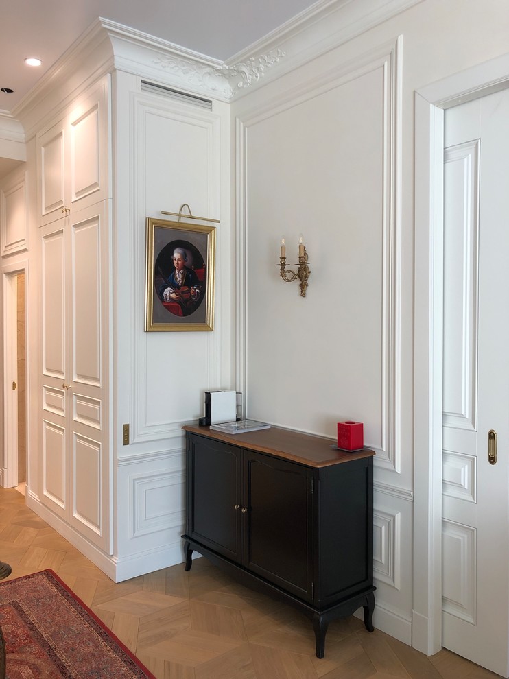 Свежая идея для дизайна: парадная, изолированная гостиная комната среднего размера в классическом стиле с белыми стенами, паркетным полом среднего тона и бежевым полом - отличное фото интерьера