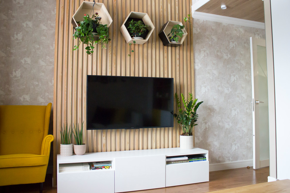 Пример оригинального дизайна: двухуровневая гостиная комната среднего размера в современном стиле с бежевыми стенами, паркетным полом среднего тона, телевизором на стене и коричневым полом