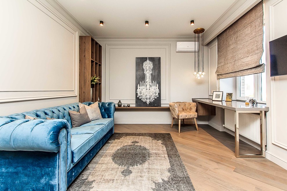 Klassisches Wohnzimmer mit weißer Wandfarbe, hellem Holzboden, TV-Wand und braunem Boden in Sonstige