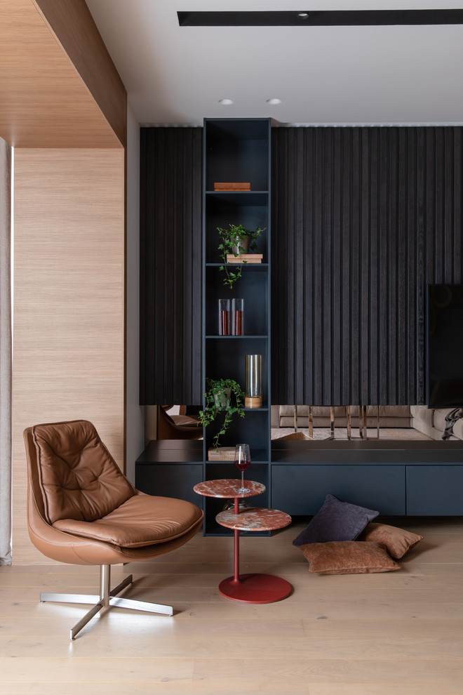 Immagine di un grande soggiorno contemporaneo aperto con pareti grigie e pavimento in legno massello medio