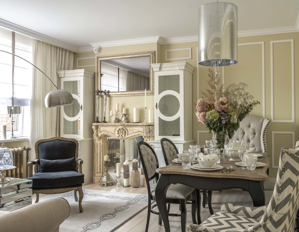 Idee per un soggiorno chic con sala formale, pareti beige e parquet chiaro