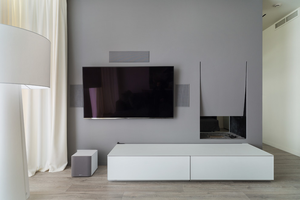 Idéer för skandinaviska vardagsrum, med ett finrum, grå väggar, en dubbelsidig öppen spis, en väggmonterad TV och mellanmörkt trägolv