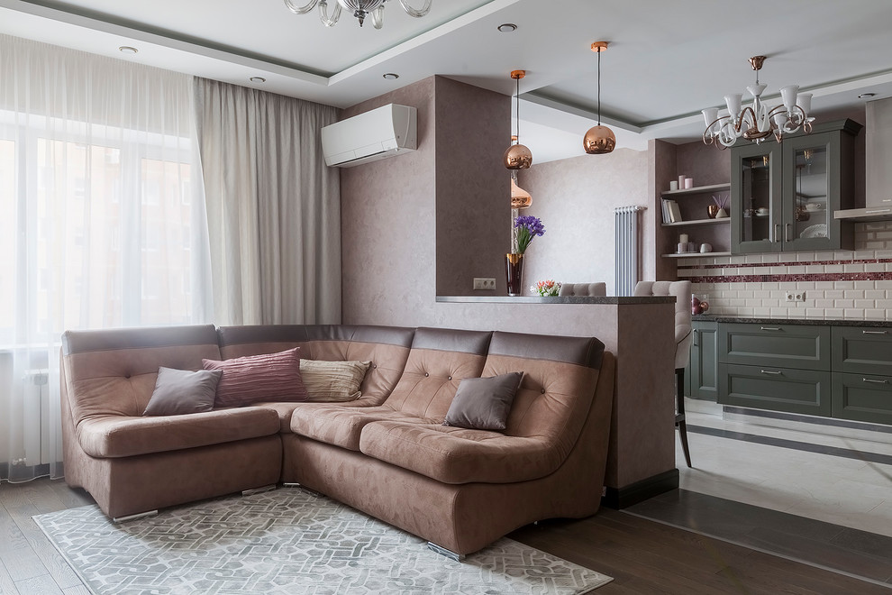 Ispirazione per un soggiorno chic di medie dimensioni e aperto con pareti beige, pavimento in legno massello medio e pavimento marrone