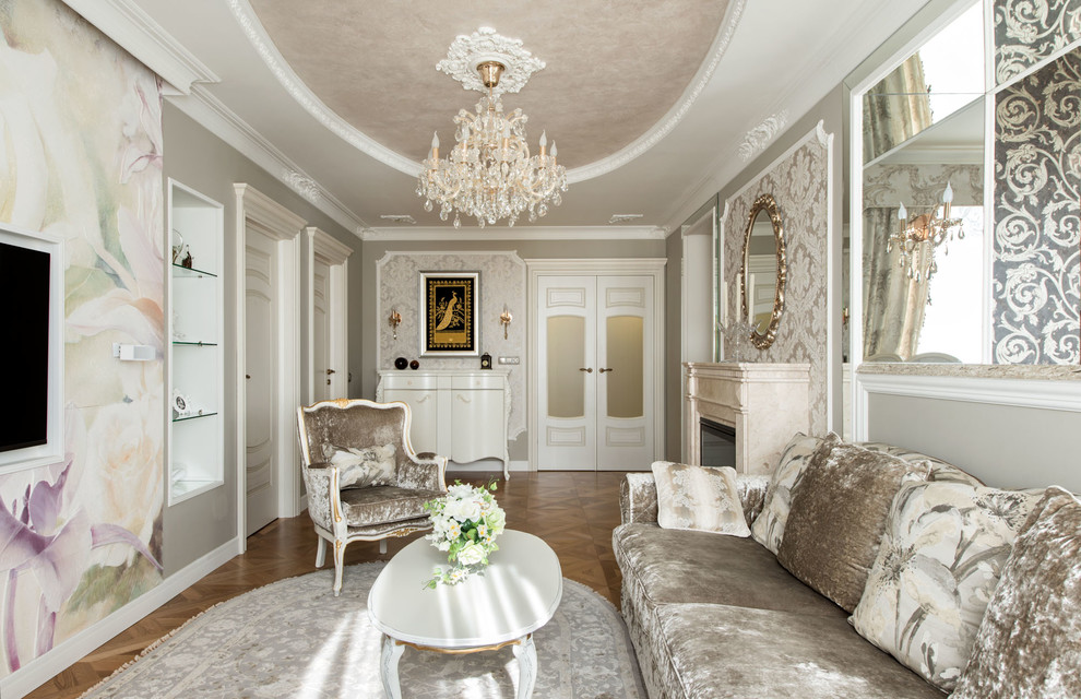 Repräsentatives Klassisches Wohnzimmer mit braunem Holzboden, Kamin, Kaminumrandung aus Stein, TV-Wand und braunem Boden in Moskau