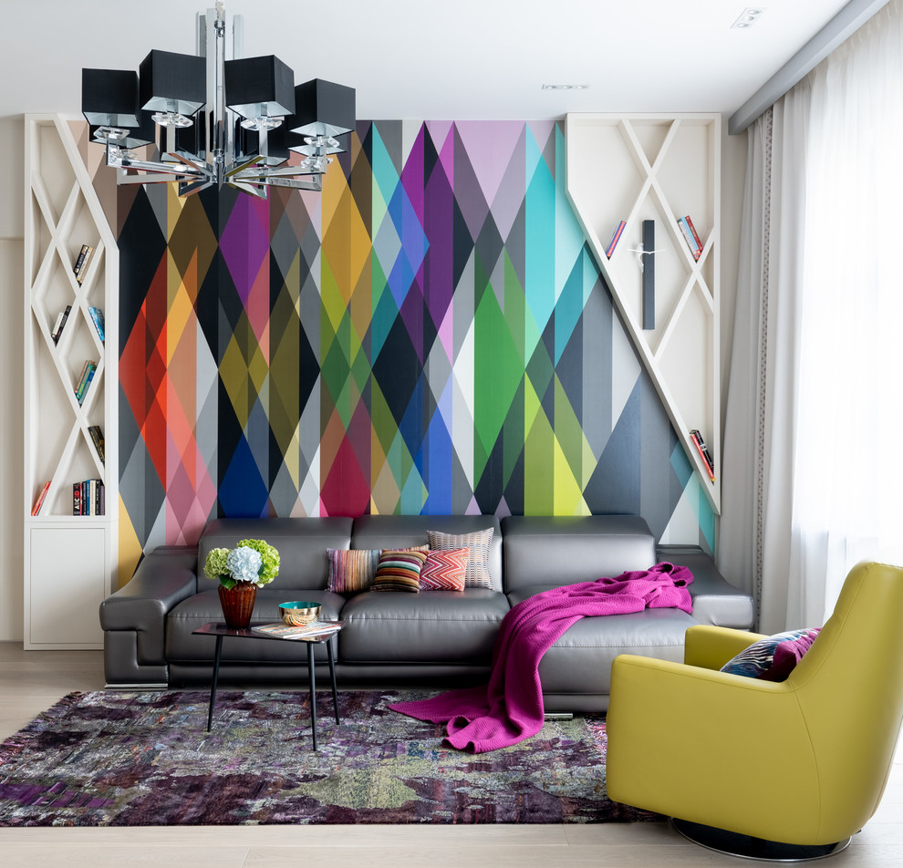 Immagine di un soggiorno eclettico di medie dimensioni e aperto con pareti bianche, pavimento in legno massello medio e TV a parete
