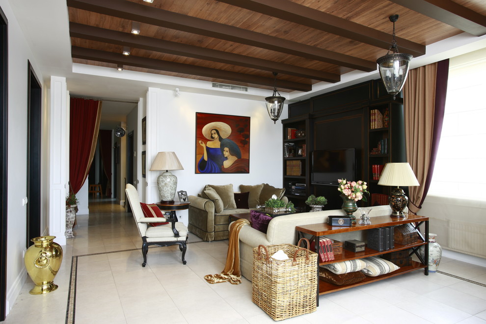 Пример оригинального дизайна: гостиная комната в стиле неоклассика (современная классика) с белыми стенами и телевизором на стене