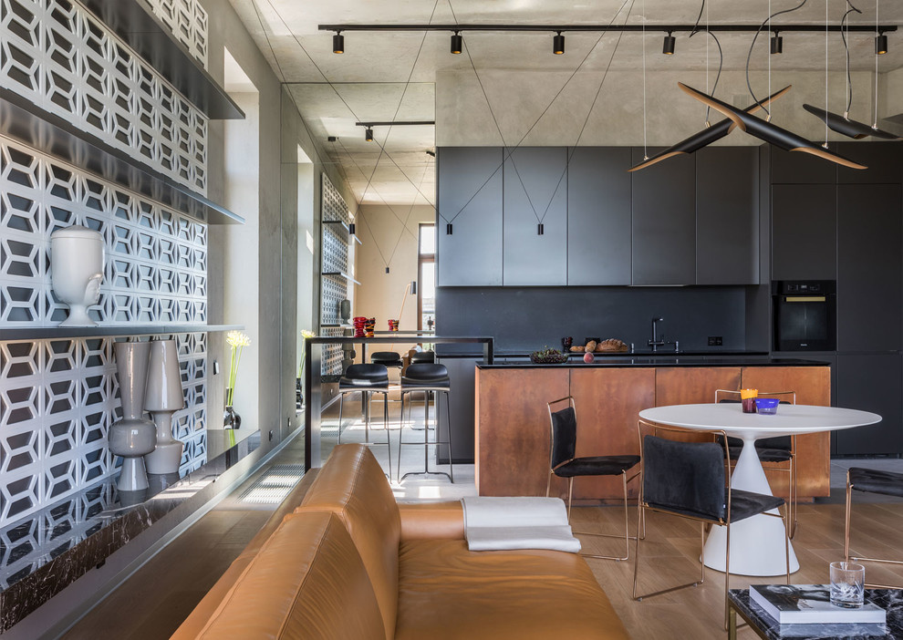 Свежая идея для дизайна: парадная, открытая, объединенная гостиная комната в стиле лофт с серыми стенами, паркетным полом среднего тона и коричневым полом - отличное фото интерьера