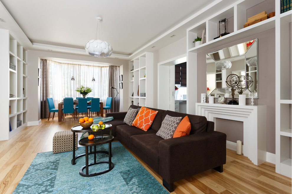 Example of an eclectic living room design in Moscow
