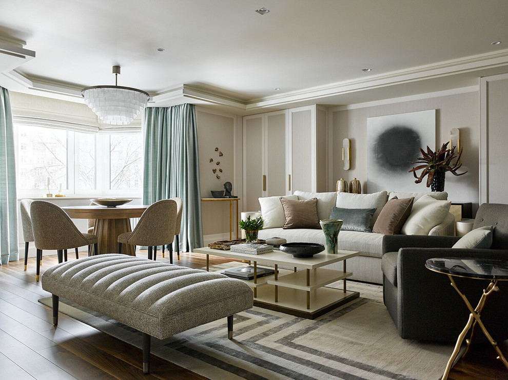Идея дизайна: гостиная комната в стиле неоклассика (современная классика) с паркетным полом среднего тона, коричневым полом, бежевыми стенами и эркером
