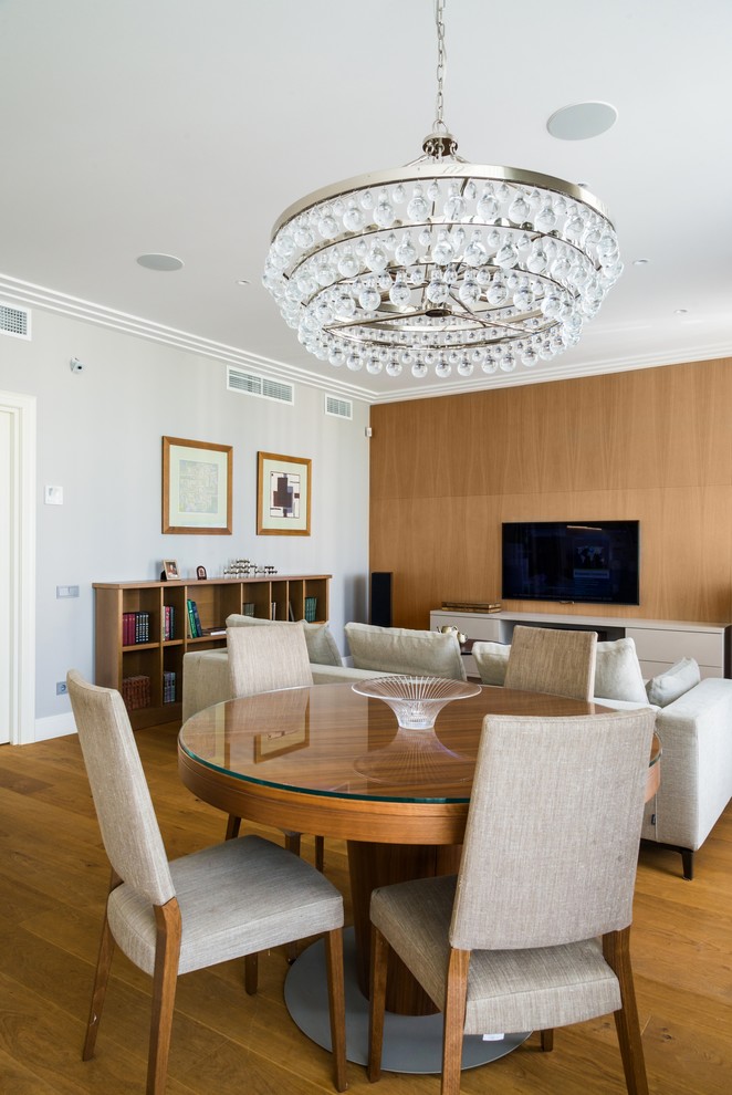 Свежая идея для дизайна: большая изолированная гостиная комната в современном стиле с серыми стенами, паркетным полом среднего тона и телевизором на стене - отличное фото интерьера