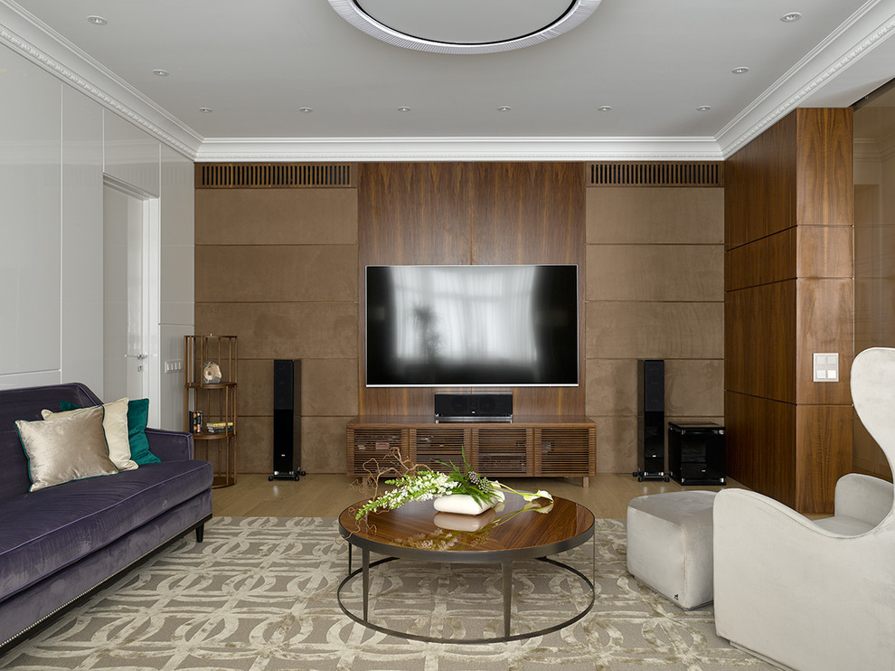 Пример оригинального дизайна: парадная, изолированная гостиная комната в современном стиле с коричневыми стенами, телевизором на стене, светлым паркетным полом и бежевым полом