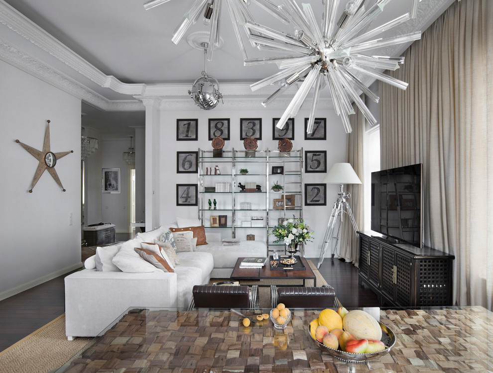 На фото: гостиная комната в современном стиле с белыми стенами, темным паркетным полом, отдельно стоящим телевизором и коричневым полом с