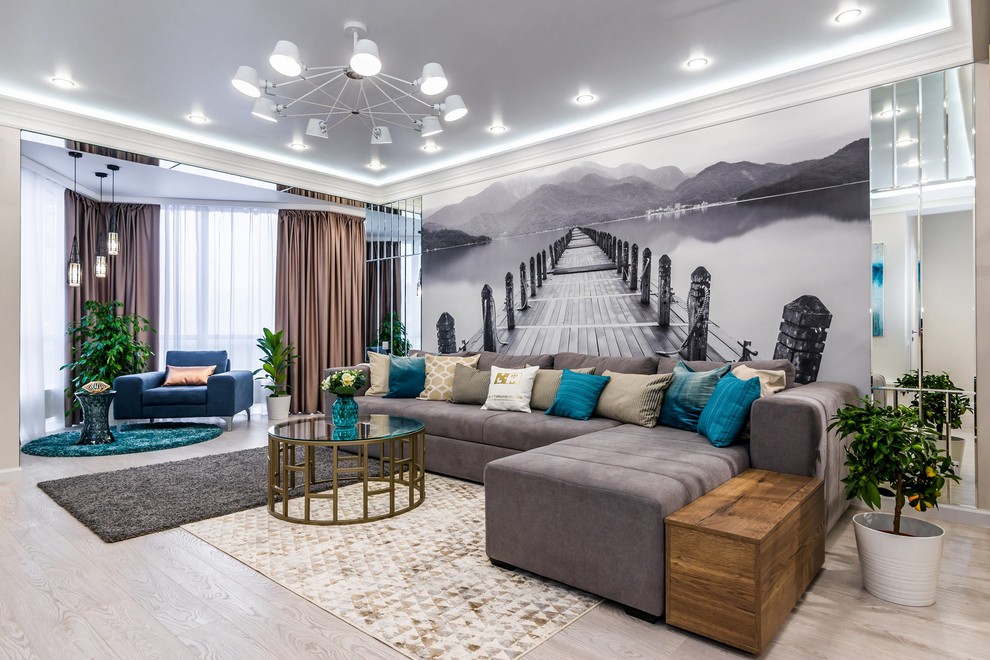 Immagine di un soggiorno design con pareti beige, parquet chiaro e pavimento beige