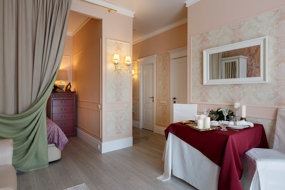 Repräsentatives, Abgetrenntes Klassisches Wohnzimmer mit rosa Wandfarbe, hellem Holzboden und beigem Boden in Sonstige
