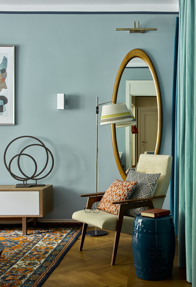 Свежая идея для дизайна: маленькая парадная гостиная комната в стиле ретро с синими стенами, паркетным полом среднего тона и коричневым полом для на участке и в саду - отличное фото интерьера