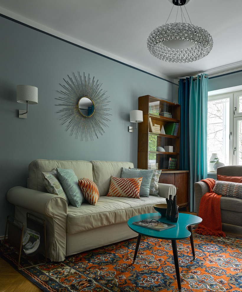 Ispirazione per un piccolo soggiorno classico chiuso con sala formale, pareti blu e pavimento in legno massello medio