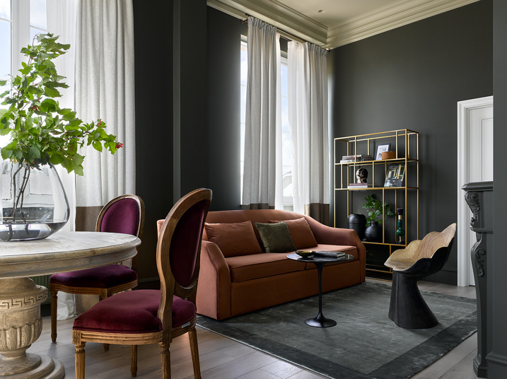 Ispirazione per un soggiorno chic aperto con pareti nere, parquet chiaro e pavimento beige