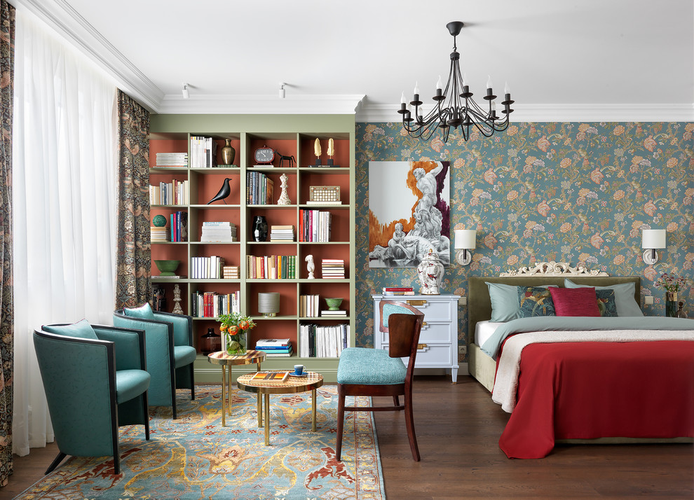 Ispirazione per un soggiorno classico aperto con pareti multicolore, parquet scuro e pavimento marrone