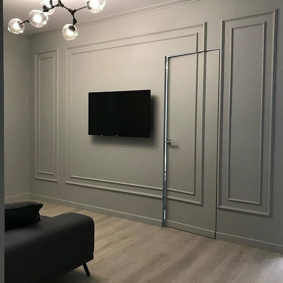 Diseño de salón abierto contemporáneo pequeño con paredes grises, suelo de baldosas de cerámica, televisor colgado en la pared y suelo marrón