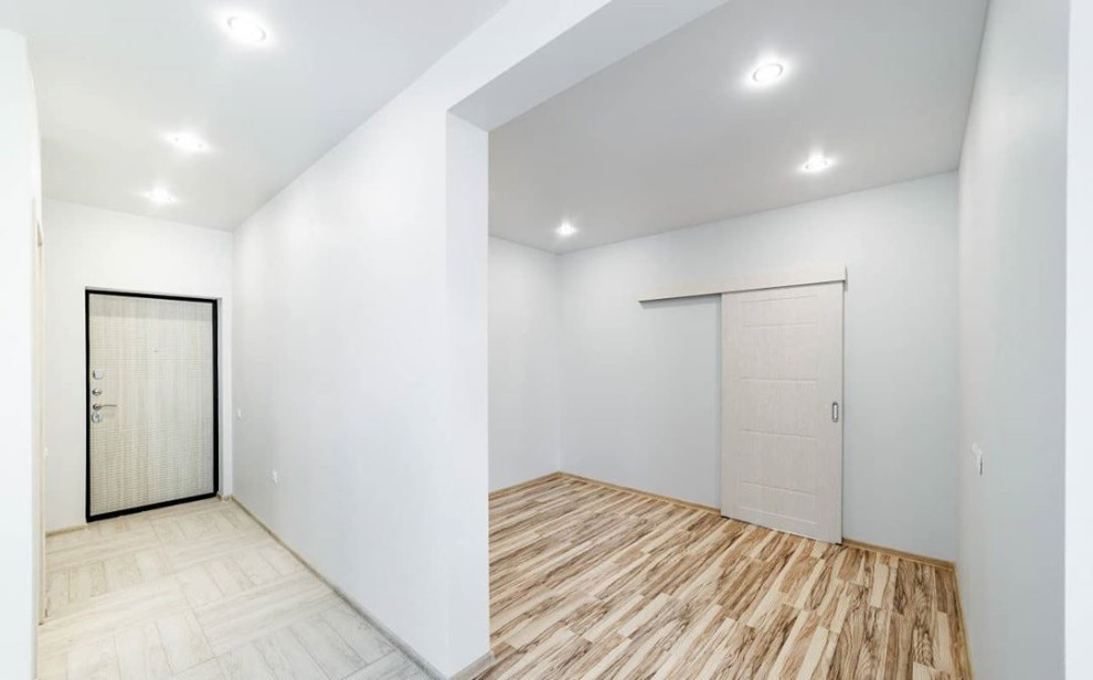Идея дизайна: изолированная гостиная комната среднего размера в современном стиле с белыми стенами, полом из ламината и красным полом