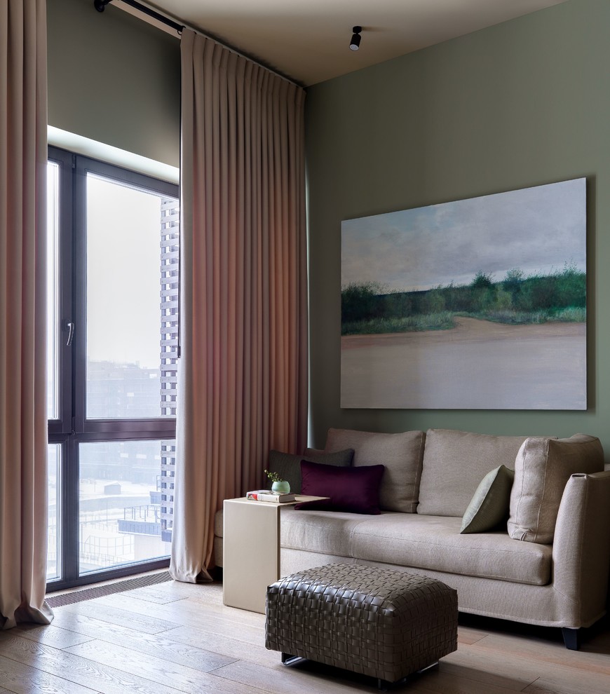 Источник вдохновения для домашнего уюта: объединенная гостиная комната среднего размера в современном стиле с паркетным полом среднего тона и коричневым полом