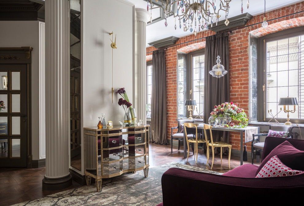 Foto de salón abierto tradicional renovado pequeño con paredes grises y suelo de madera en tonos medios