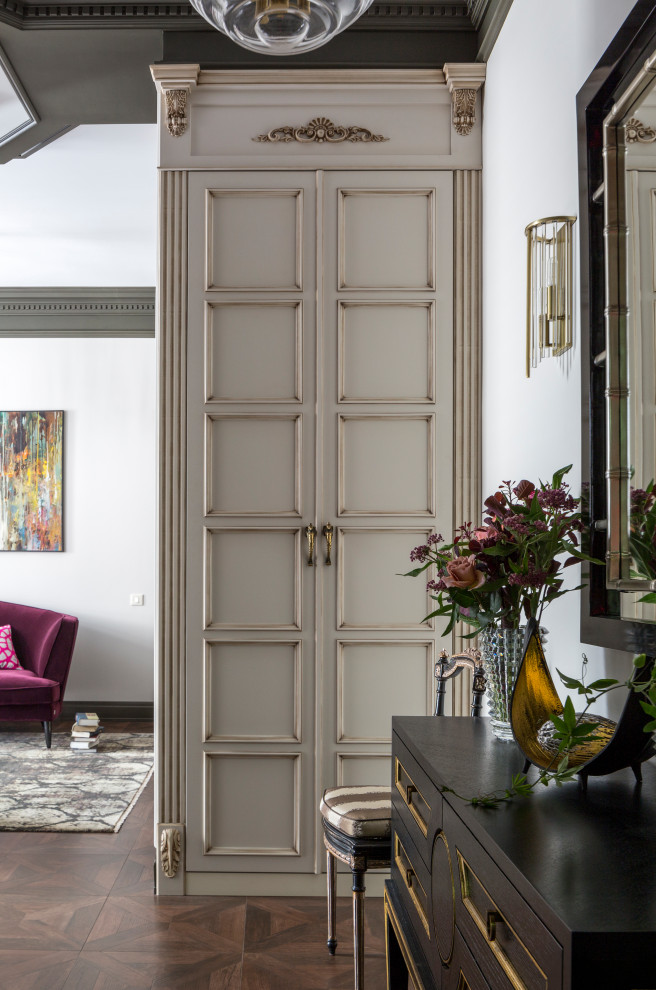 Стильный дизайн: маленькая открытая, объединенная гостиная комната в стиле неоклассика (современная классика) с серыми стенами и паркетным полом среднего тона для на участке и в саду - последний тренд