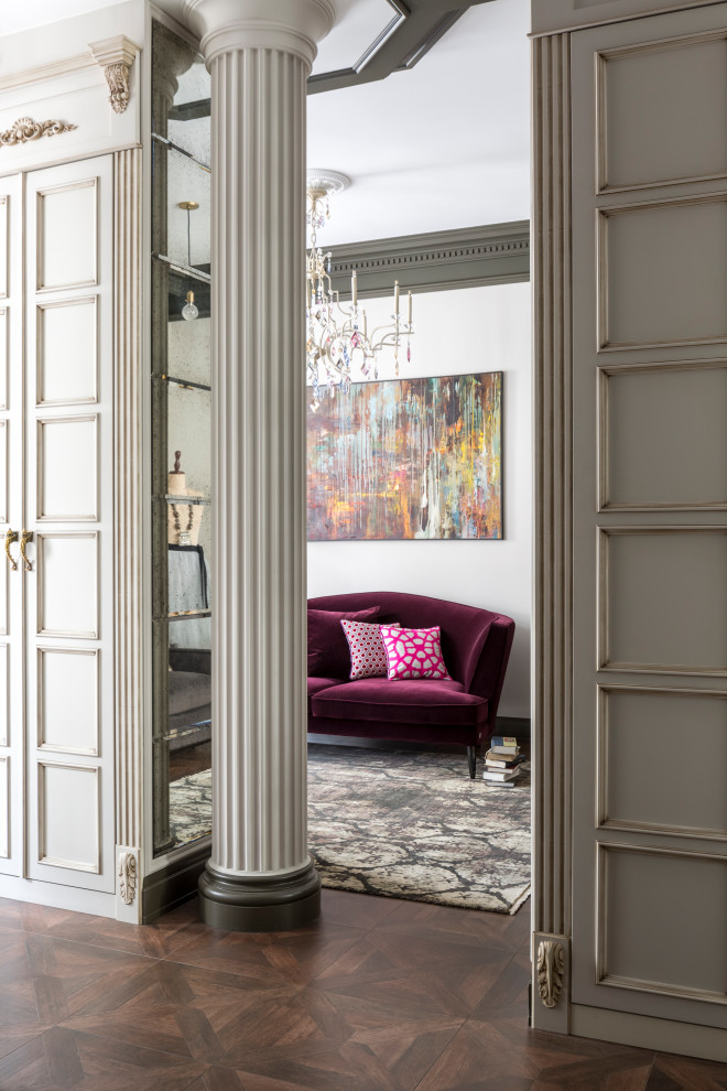 Diseño de salón abierto tradicional renovado pequeño con paredes grises y suelo de madera en tonos medios