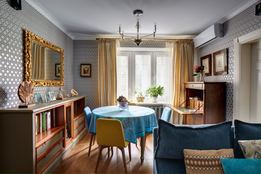 На фото: маленькая гостиная комната в стиле фьюжн с паркетным полом среднего тона и серыми стенами без камина для на участке и в саду