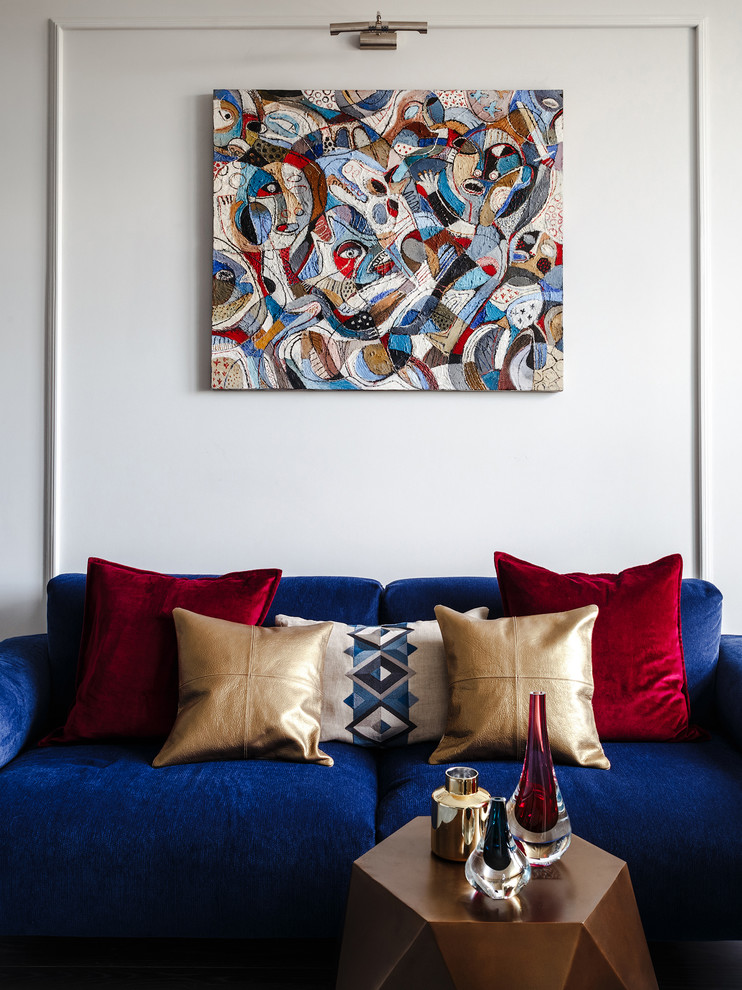 Источник вдохновения для домашнего уюта: маленькая гостиная комната в стиле неоклассика (современная классика) с серыми стенами, паркетным полом среднего тона, серым полом и синим диваном для на участке и в саду