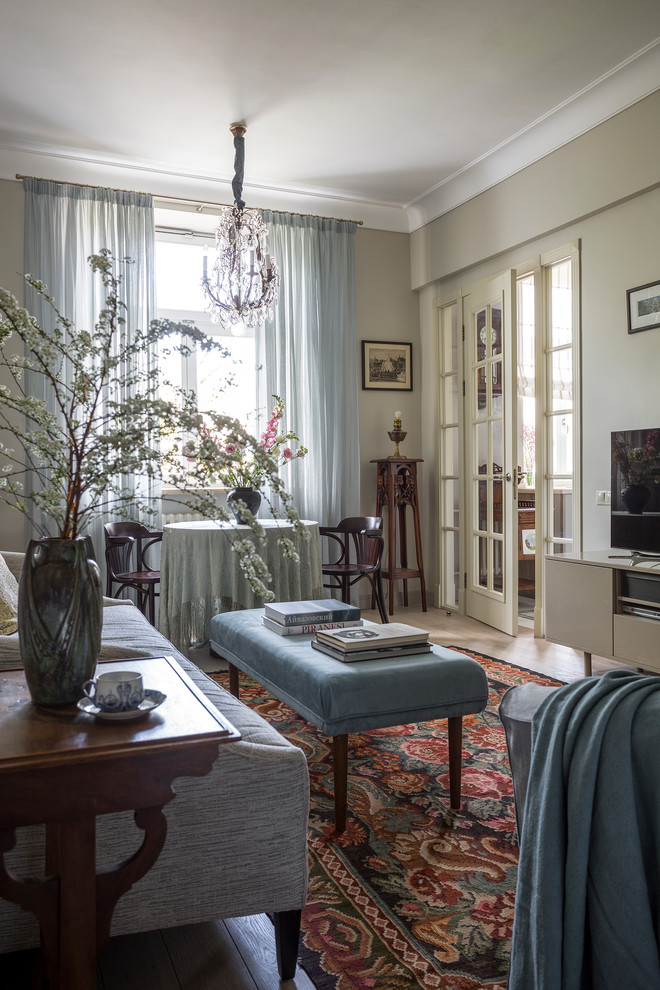 Свежая идея для дизайна: открытая гостиная комната среднего размера в классическом стиле с отдельно стоящим телевизором и белым полом - отличное фото интерьера