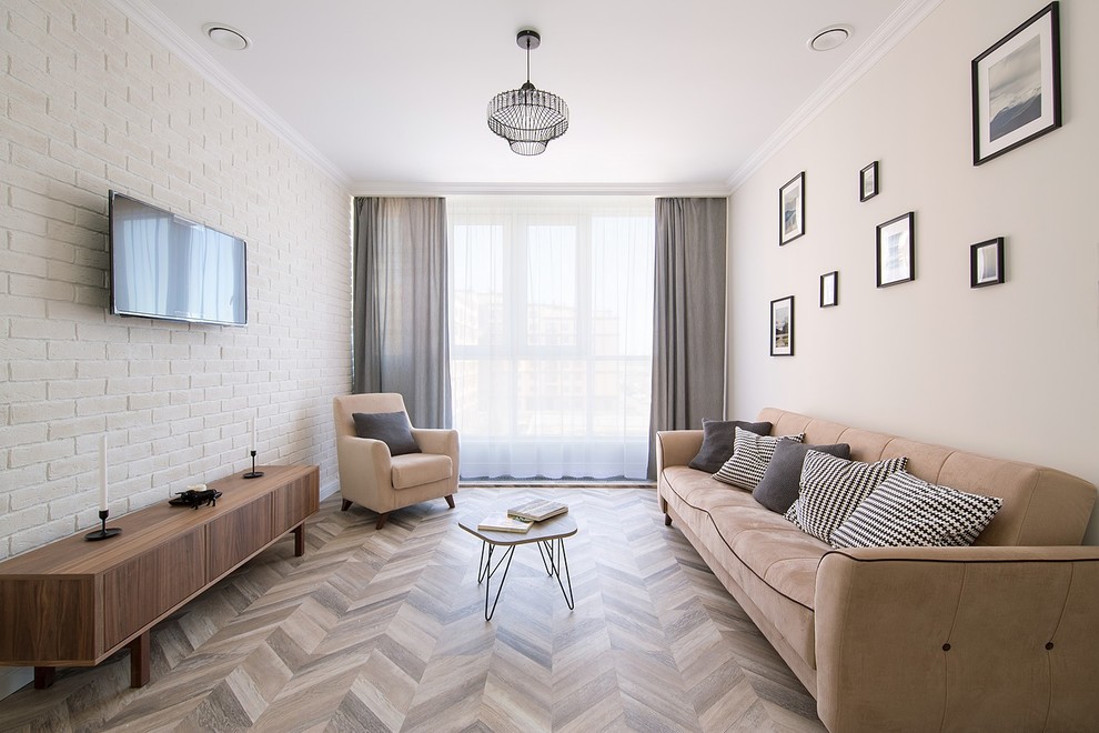Modernes Wohnzimmer mit beiger Wandfarbe, braunem Holzboden, TV-Wand und braunem Boden in Moskau