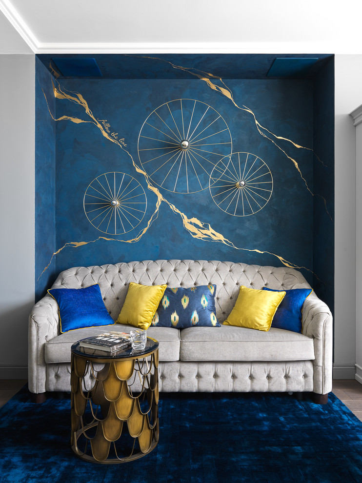 Свежая идея для дизайна: гостиная комната в стиле неоклассика (современная классика) с синими стенами, паркетным полом среднего тона и коричневым полом - отличное фото интерьера