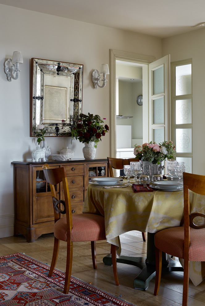 Пример оригинального дизайна: гостиная комната в стиле неоклассика (современная классика) с тюлем на окнах
