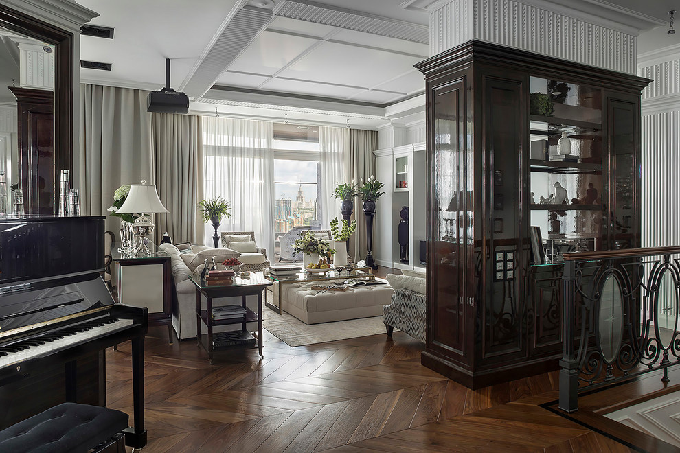 Свежая идея для дизайна: гостиная комната в классическом стиле с белыми стенами, темным паркетным полом и коричневым полом - отличное фото интерьера
