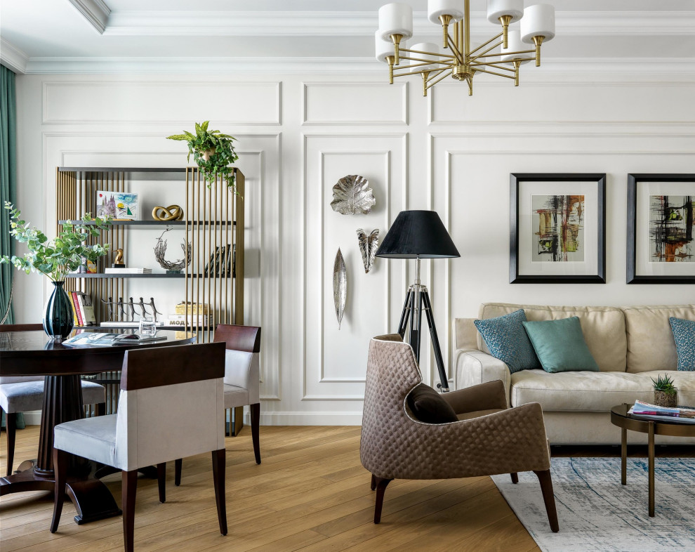 Foto di un soggiorno classico con pareti bianche, pavimento in legno massello medio e pavimento beige