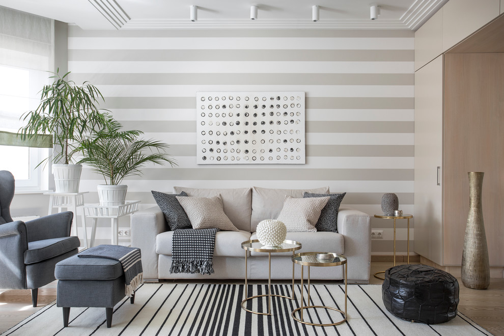 Ejemplo de salón para visitas abierto y gris y blanco contemporáneo de tamaño medio con paredes beige, moqueta y alfombra