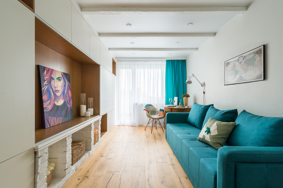 Foto di un soggiorno design chiuso con pareti beige, pavimento in legno massello medio e pavimento marrone
