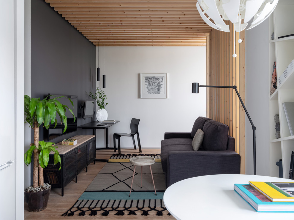 Свежая идея для дизайна: маленькая открытая, объединенная гостиная комната в современном стиле с белыми стенами, телевизором на стене и коричневым полом для на участке и в саду - отличное фото интерьера