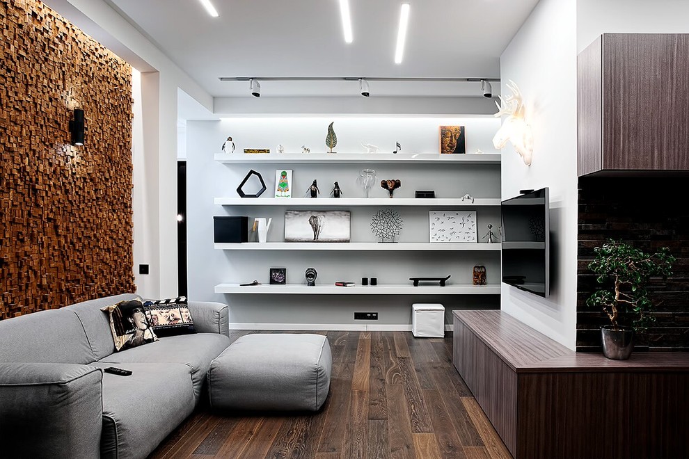 Ispirazione per un piccolo soggiorno design aperto con pareti bianche, parquet scuro e TV a parete