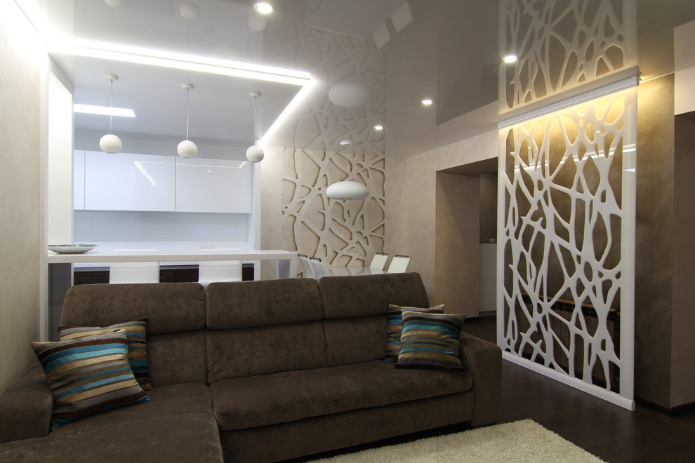 Imagen de salón contemporáneo pequeño sin chimenea con paredes beige y suelo de madera oscura