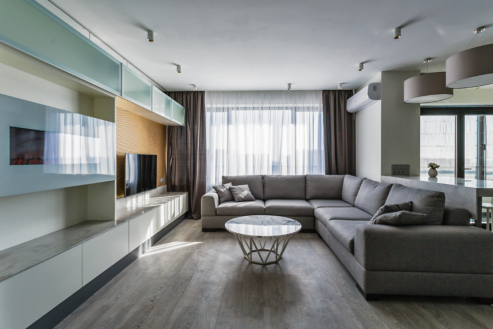 Пример оригинального дизайна: гостиная комната в современном стиле с горизонтальным камином